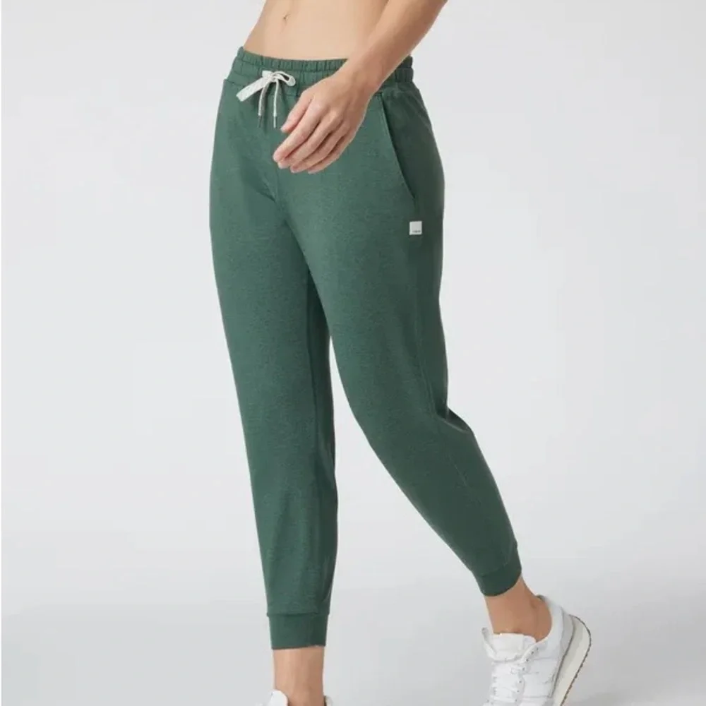 VUORI WOMEN'S PERFORMANCE JOGGER Green 
Size small